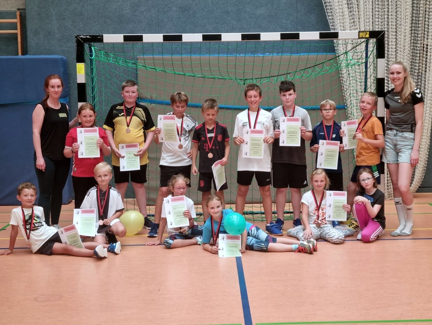 Jungs und Mädchen und Trainerinnen nach dem Handballcamlp